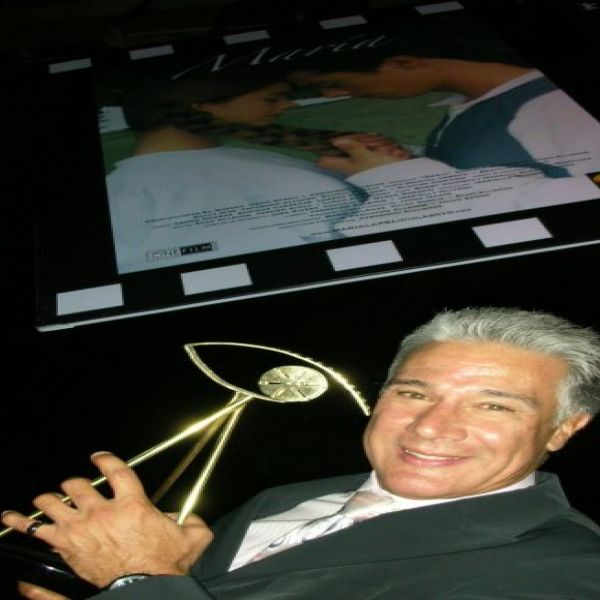 Fernando Allende recibe premio a "Mejor Director  de Opera Prima" en Colombia